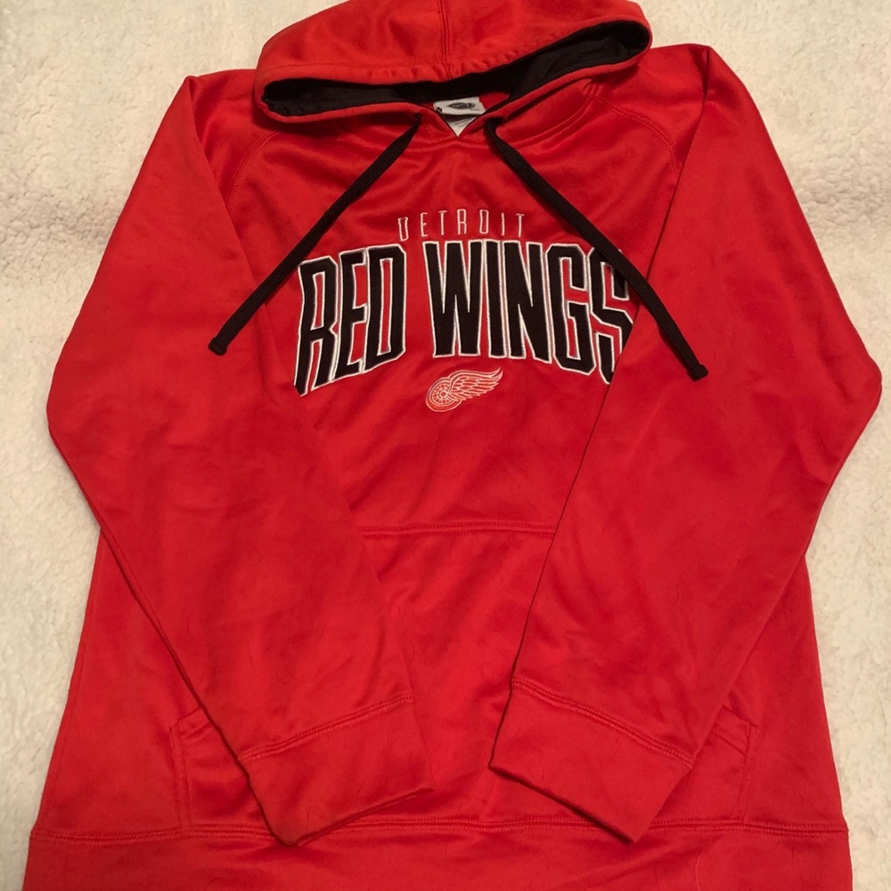Red wings hoodie. M.